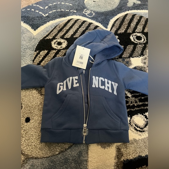 Givenchy - Picture 2 of 4